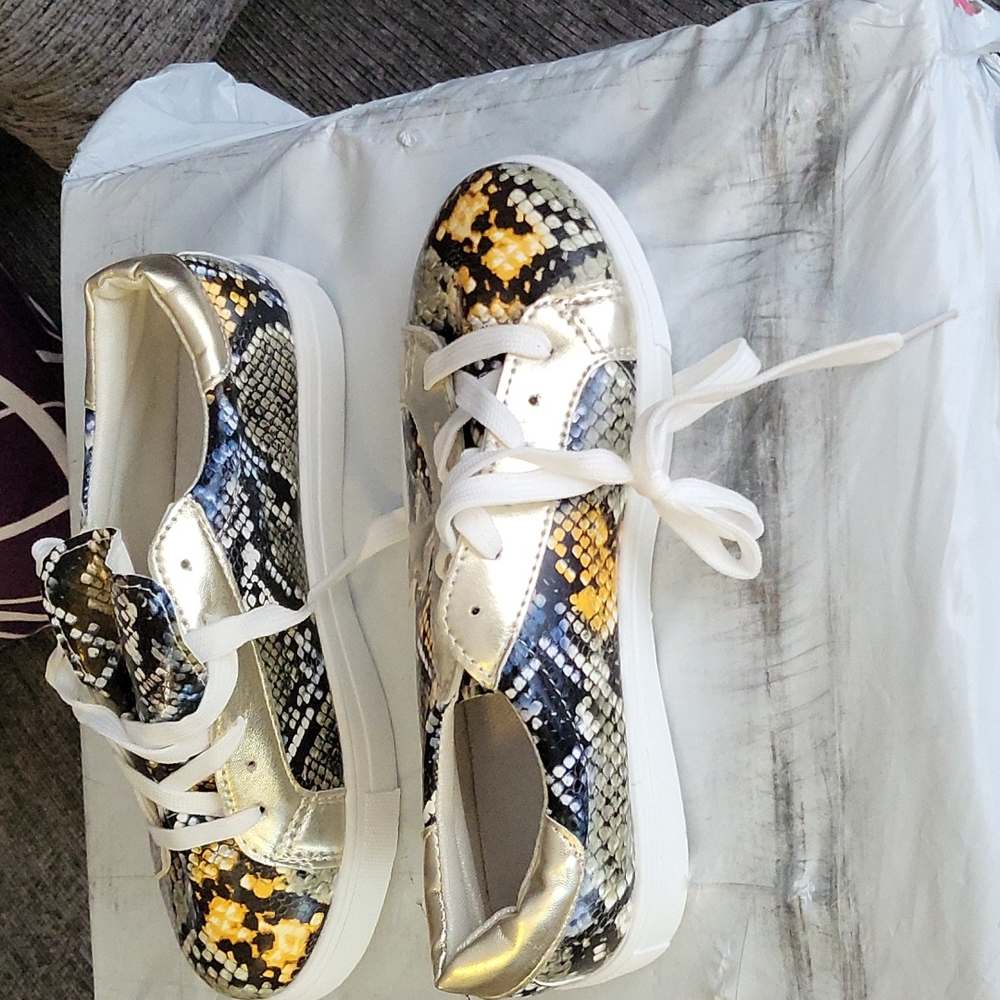 Women multi color tennis shoes. Never worn. To small for me
